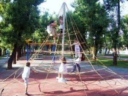 Lars Laj Playgrounds, Climbing