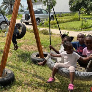 Lars Laj supports Bana Mayele in Congo: a new playground at an orphanage.